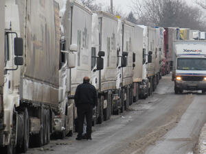 Товарни камиони блокираха Дунав мост 2