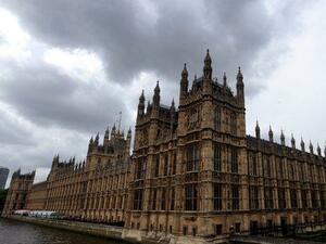 Британският парламент търси обща позиция за отношенията с ЕС
