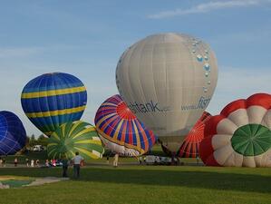 Десетки туристи пострадаха при приземяване на въздушни балони 