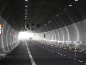 Затруднено движение в два от тунелите на „Хемус“ заради ремонти