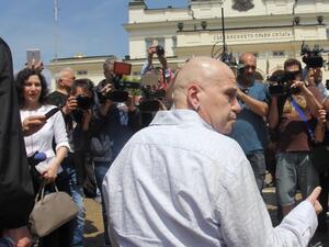 Слави Трифонов седна на протест пред Народното събрание 