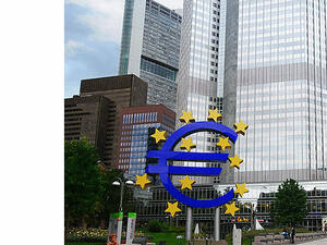 Общият брой на банките в еврозоната е продължил да намалява