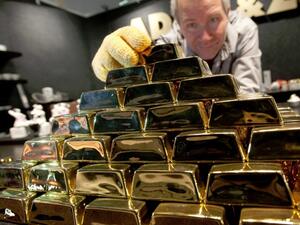 Цената на златото се понижава слабо