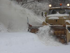 Републиканските пътища се чистят от 350 снегорина
