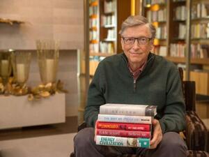 Бил Гейтс един от основателите на Майкрософт чете годишно по