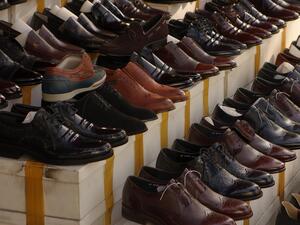 През януари намаляват покупките на облекло и обувки