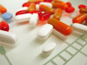 НЗОК сключва договори с аптеките относно лекарствата за ветерани