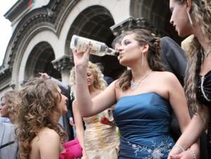 Над половината българи не харесват начина, по който празнуват абитуриентите