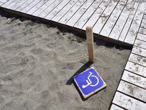 Кметът на Бургас разпореди проверка дали плажовете са достъпни за хора с увреждания