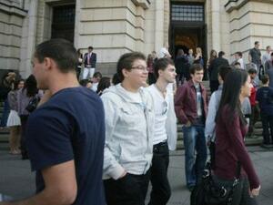 Проучване: Все повече млади хора се отказват да заминават в чужбина