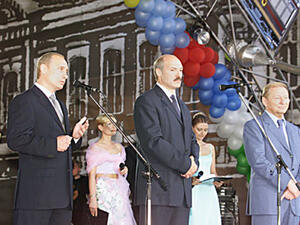 Александър Лукашенко (в средата) в компанията на държавния глава на Русия Владимир Путин по време на ежегоден фестивал в Беларус