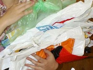 Производители и търговци на полиетиленови торбички протестираха днес срещу по-високата продуктова такса