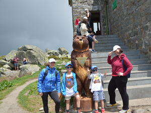 Двуметрова дървена мечка радва посетителите на заслон Черни връх