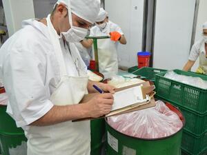 Агенцията за социално подпомагане подготвя раздаването на пакети с храни за бедни домакинства
