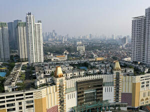 В столицата на Индонезия Джакарта има цял квартал на покрива
