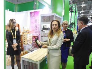 Вицепремиерът Николова посети българските павилиони в Международното изложение за вносни стоки в Китай