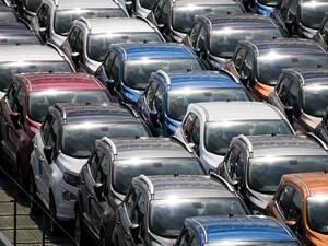 Продажбите на нови автомобили в Евросъюза се свиват силно през април