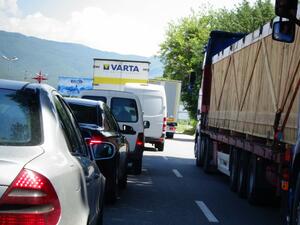 Забраната за движение на камиони при очакван сериозен трафик се връща частично