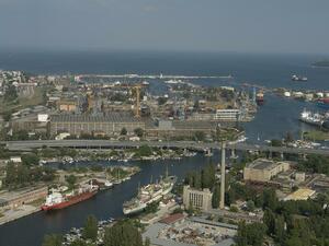 Силен вятър затвори пристанищата Варна и Бургас