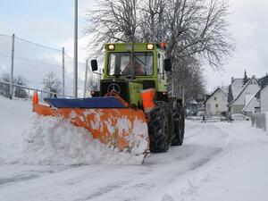 Над 1800 машини са в готовност за обработване на републиканските пътища при започналия снеговалеж