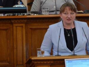 След бурни дебати парламентът избра Деница Сачева за социален министър