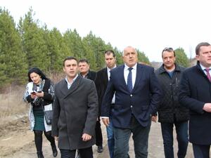 Премиерът инспектира изграждането на водопровода, свързващ Мало Бучино с Перник