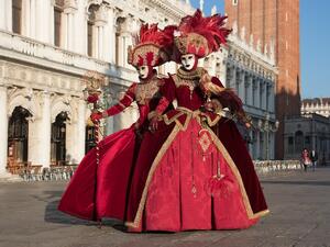 С карнавално шествие по вода беше официално открит Венецианският карнавал