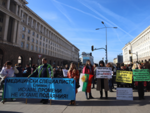 КНСБ иска още 8,5 млн. лв. за заплати на медиците в училищата