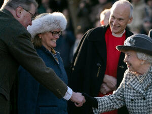 Кралица Елизабет II връчи отличия с ръкавици за първи път от десетилетие