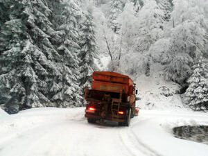 Няма затворени проходи, 220 машини чистят републиканските пътища от снега