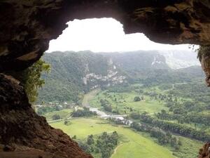 Туристи живели 25 дни в пещера в Индия заради карантината