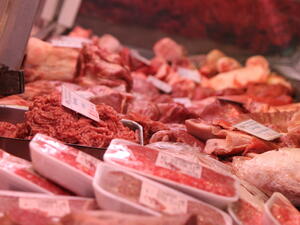 БАБХ: Месо с изтекъл срок не е стигало до потребителя  