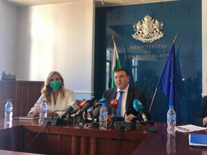 Министър Ангелов: Тръгнали сме към края на третата вълна