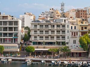 Осем от всеки десет хотела в Гърция вече работят