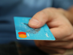 Плащането с кредитна карта води до 100% по-големи харчове
