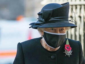 Британската кралица за първи път се появи публично с маска от началото на пандемията 