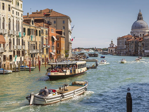 Венеция активира системата от плаващи диги срещу наводнения 