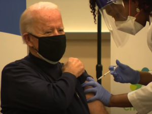 Джо Байдън публично се ваксинира срещу Covid-19