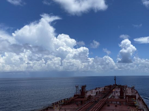 Танкери с петрол за над $400 млн. заклещени в Суецкия канал