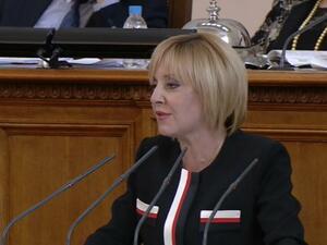 Манолова: Заплатите на депутатите да бъдат намалени до 1 средна в страната - 1400 лв.