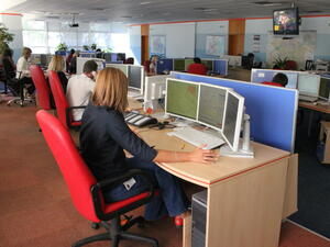 Едно работно място на горещия телефон се състои от три компютъра с навигации, карти и база данни.