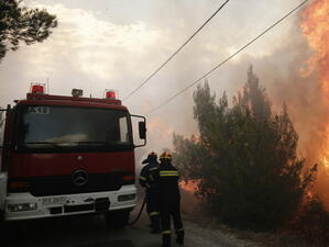 Магистралата от Атина за България е отворена, но пожарната обстановка е тежка
