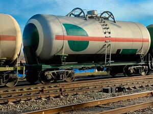 Петролът поевтиня минимално след унгарското ембарго за забрана на руските доставки