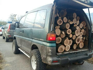Продължават масовите проверки на обектите за добив на дървесина