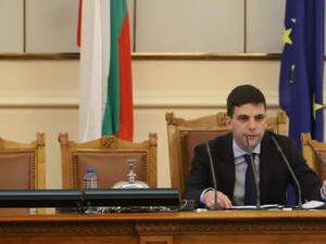 Депутатите обсъждат и гласуват искането за оставка на председателя на Парламента