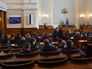 Парламентът гласува удължителния закон за бюджета