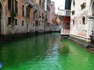 Зелената течност в Канале гранде във Венеция е безопасна