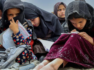Талибаните с нов удар по малкия бизнес в Афганистан - закриха салоните за красота