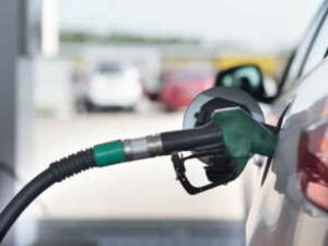 Цените на горивата в България пряко следват пазарната динамика, увери министърът на икономиката