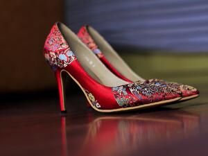Моден микс: Разгледайте последните тенденции при дамските и мъжките обувки